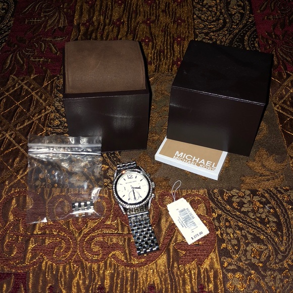 🌼🌸Michael Kors🌼🌸
Silver Chronograph Watch - Picture 2 of 8